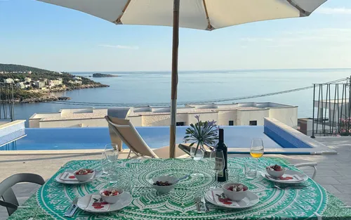 4 Bedrooms Villa in Utjeha