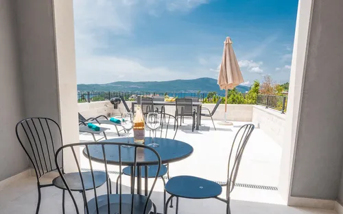 4 Bedrooms Villa in Mrcevac