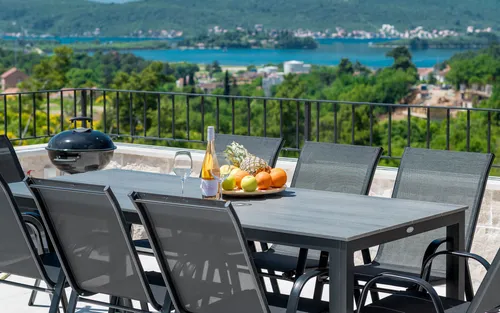 4 Bedrooms Villa in Mrcevac