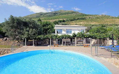 4 Bedrooms Villa in Budva