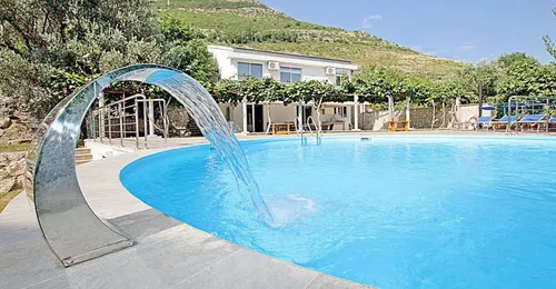 4-Bedroom Villa with Swimming Pool and Spacious Mediterranean Garden