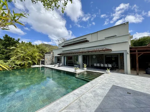 A Majestic Retreat in the Heart of Nature