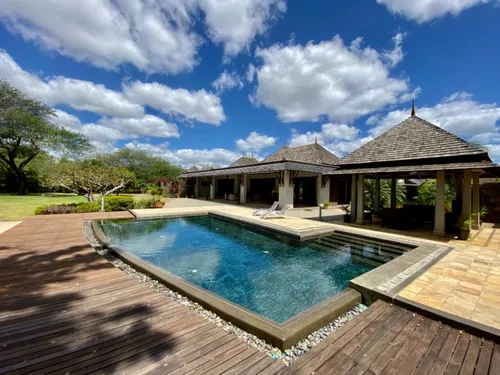 Prestigious IRS Villa with Cottage in Tamarina