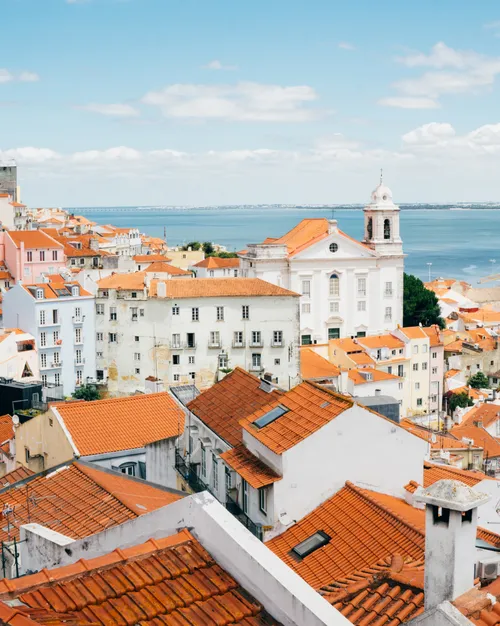 Apartment T0+1 with terrace in Alcântara, Lisbon
