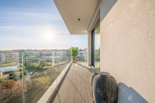 Duplex Penthouse T3+1 with terrace and panoramic view in Parque das Nações