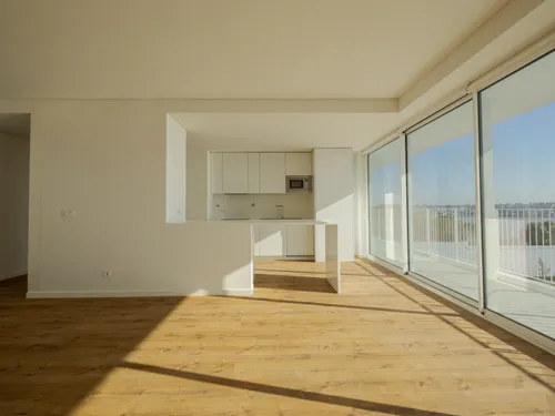 Three bedroom apartment with balcony in Seixal