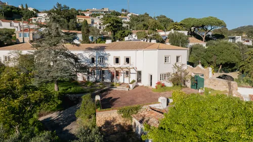 Estate with five residences, sea views and 3km´s from the beach