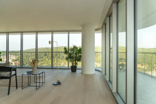 4 Bedrooms Apartment in Campolide