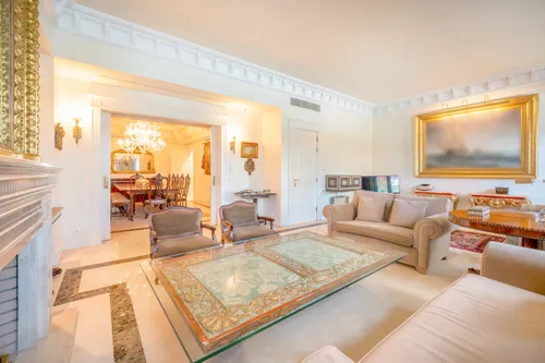 Exclusive six bedroom villa with terrace, lift and garage, Lisbon