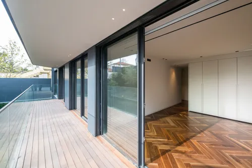 Four bedroom apartment with balconies and parking in Boavista, Porto