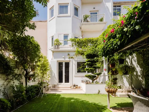 Elegant townhouse with garden, garage & river views in Lapa