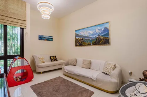 3 Bedrooms Townhouse in Queens Meadow
