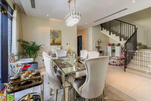 3 Bedrooms Townhouse in Queens Meadow