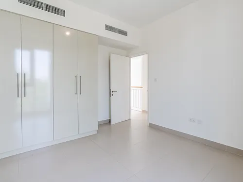 4 Bedrooms Townhouse in Maple 3