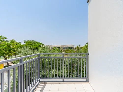 4 Bedrooms Townhouse in Maple 3