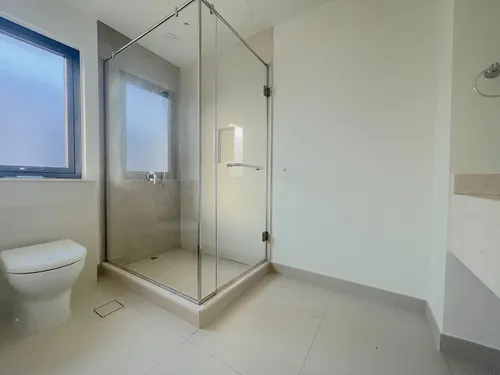 4 Bedrooms Townhouse in Maple 3