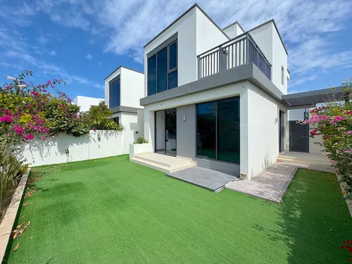 4 Bedrooms Townhouse in Maple 3
