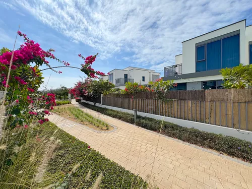 4 Bedrooms Townhouse in Maple 3