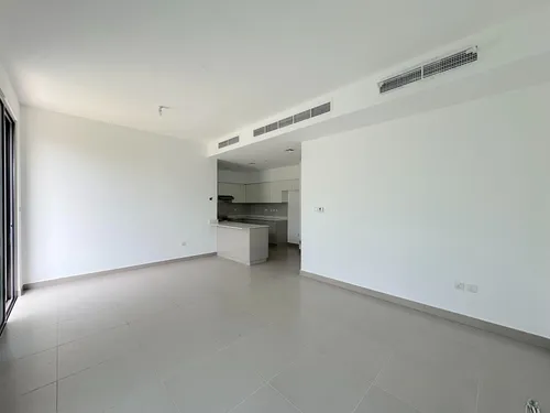 4 Bedrooms Townhouse in Maple 3