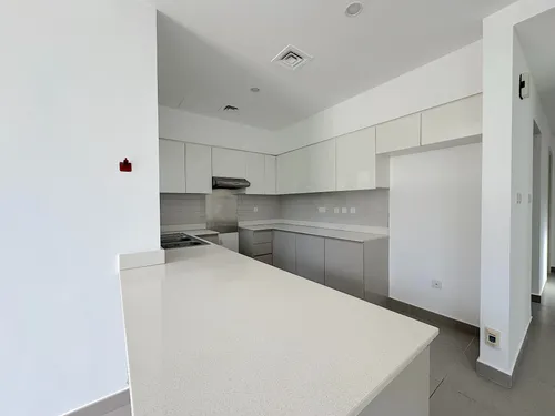 4 Bedrooms Townhouse in Maple 3