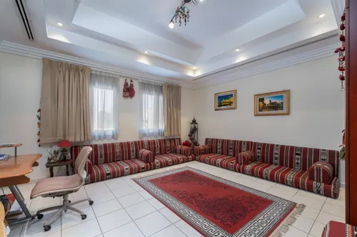 5 Bedrooms Villa in Hattan 1