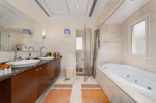 5 Bedrooms Villa in Hattan 1
