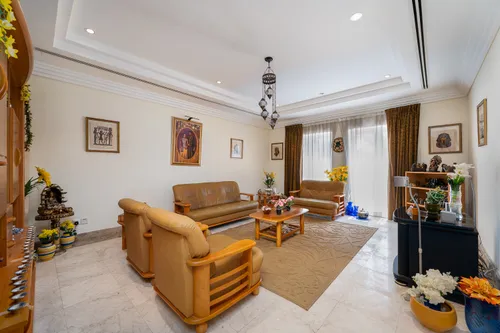 5 Bedrooms Villa in Hattan 1