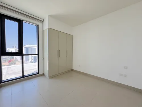 4 Bedrooms Townhouse in Maple 3