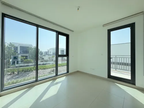 4 Bedrooms Townhouse in Maple 3
