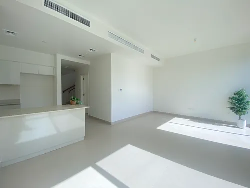 4 Bedrooms Townhouse in Maple 3