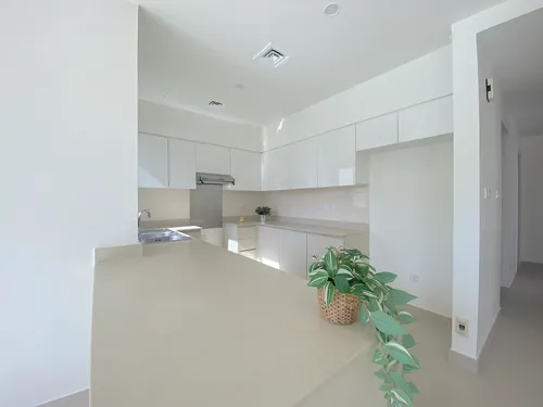4 Bedrooms Townhouse in Maple 3