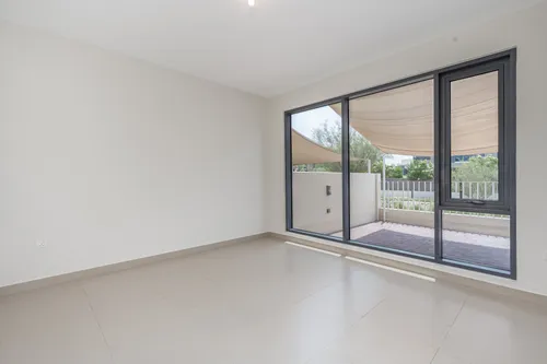 4 Bedrooms Townhouse in Maple 1