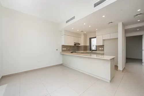 4 Bedrooms Townhouse in Maple 1
