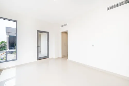 4 Bedrooms Townhouse in Maple 1