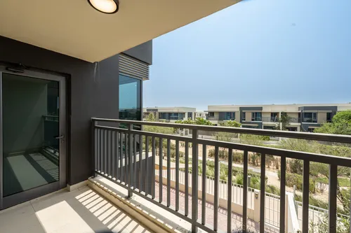 4 Bedrooms Townhouse in Maple 1