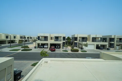 4 Bedrooms Townhouse in Maple 1
