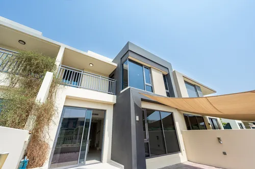 4 Bedrooms Townhouse in Maple 1