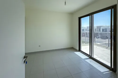 4 Bedrooms Townhouse in Parkside 2