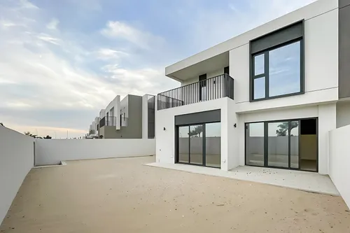 4 Bedrooms Townhouse in Greenviews 2