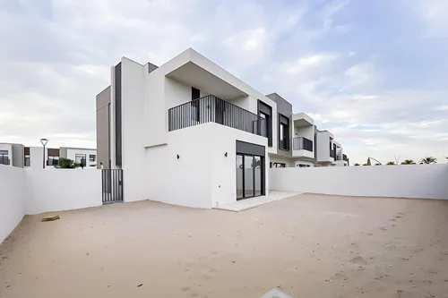 4 Bedrooms Townhouse in Greenviews 2