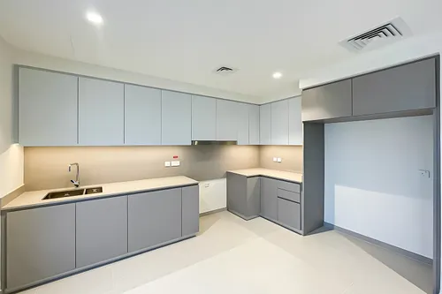 4 Bedrooms Townhouse in Greenviews 2