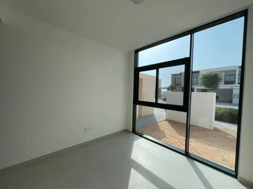 4 Bedrooms Townhouse in Greenview