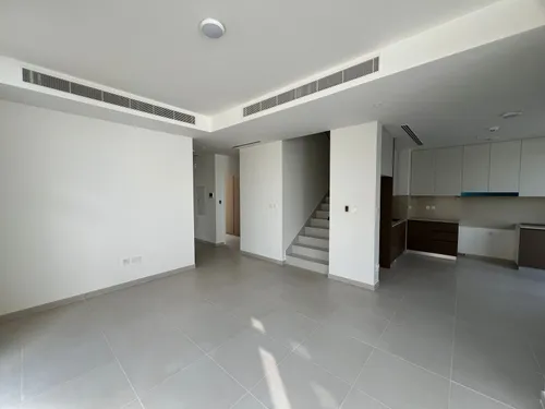 4 Bedrooms Townhouse in Greenview
