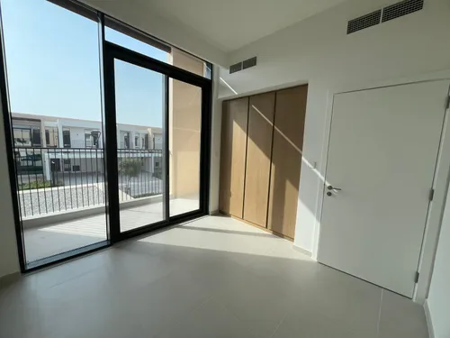 4 Bedrooms Townhouse in Greenview