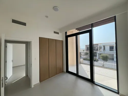 4 Bedrooms Townhouse in Greenview