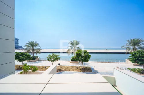 Seaview | Spacious | Vacant | High Ceiling