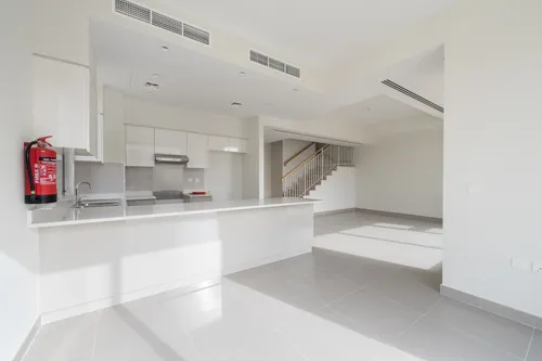 5 Bedrooms Townhouse in Maple 2