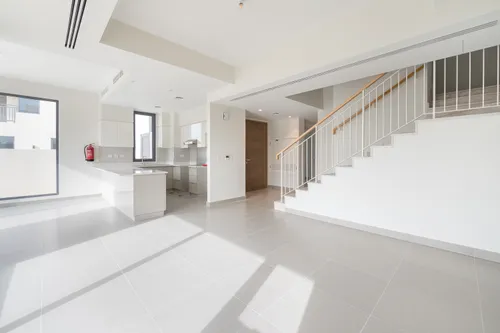 5 Bedrooms Townhouse in Maple 2