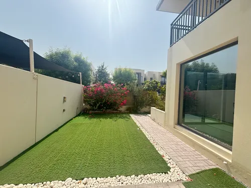 5 Bedrooms Townhouse in Maple 2