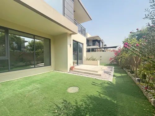5 Bedrooms Townhouse in Maple 2
